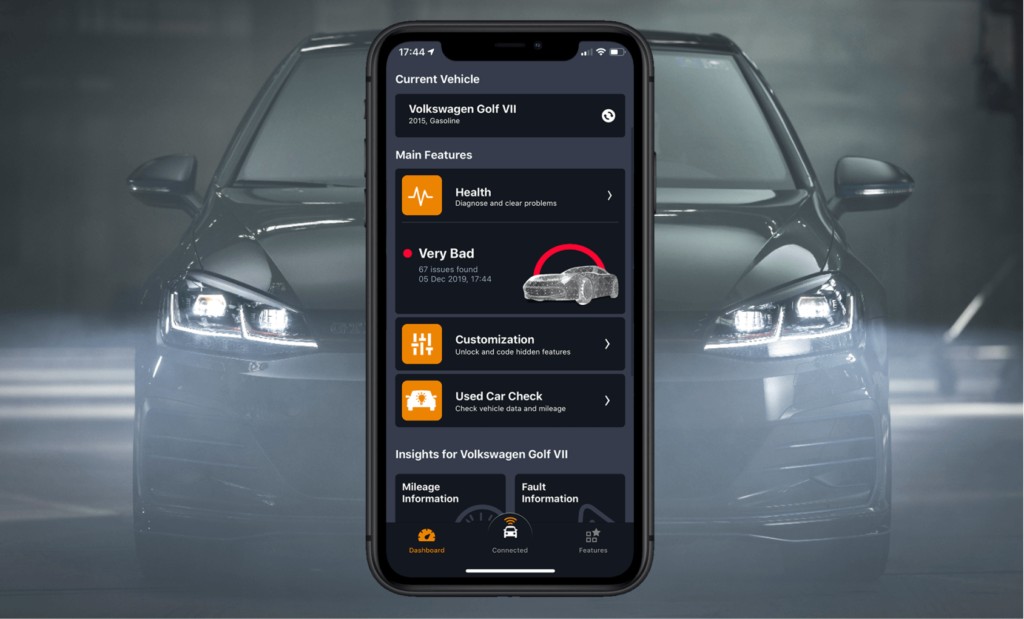 Mechanic using a wireless OBD2 scanner connected to a tablet